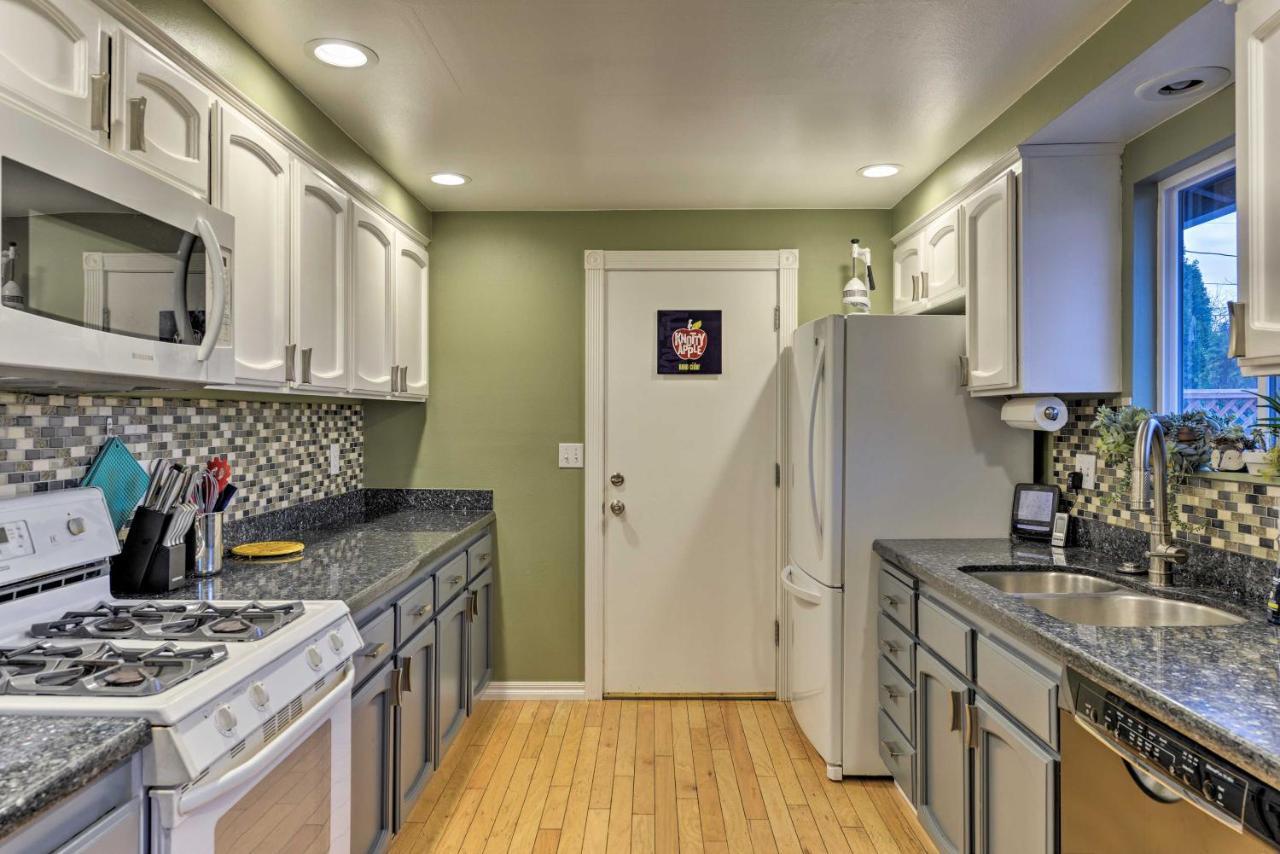 Central Medford Family Retreat With Large Yard! Exterior photo